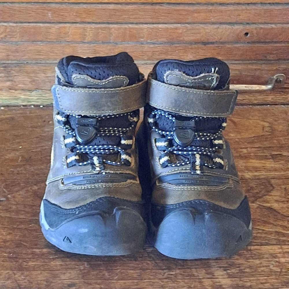 Little boys keen hiking boots size 10